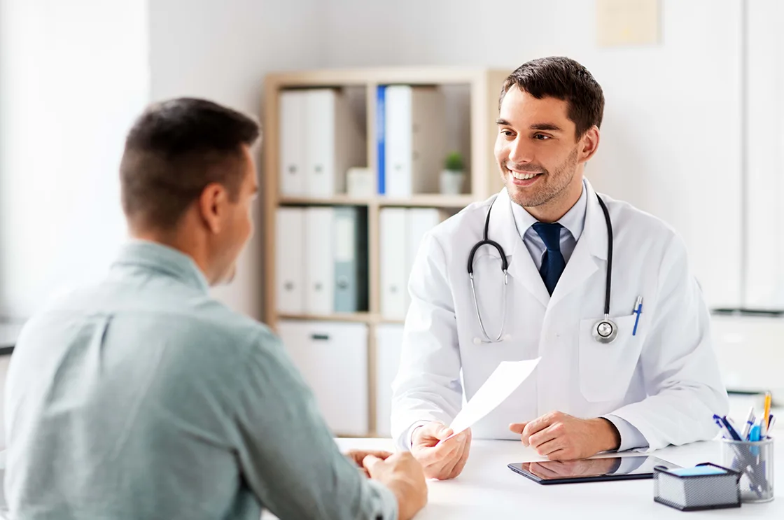 Tamamlayıcı Sağlık Sigortası Hakkında Her Şey. Doktor ve muayene ettiği hasta görüşüyor.