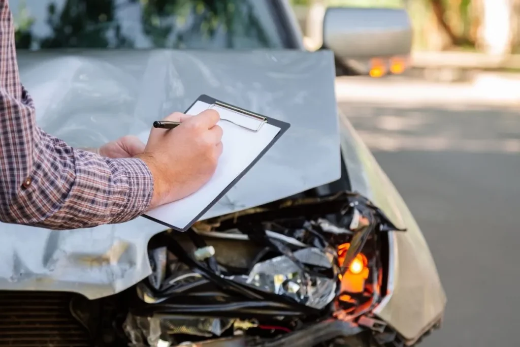 Kaskosuz arabaya binmek