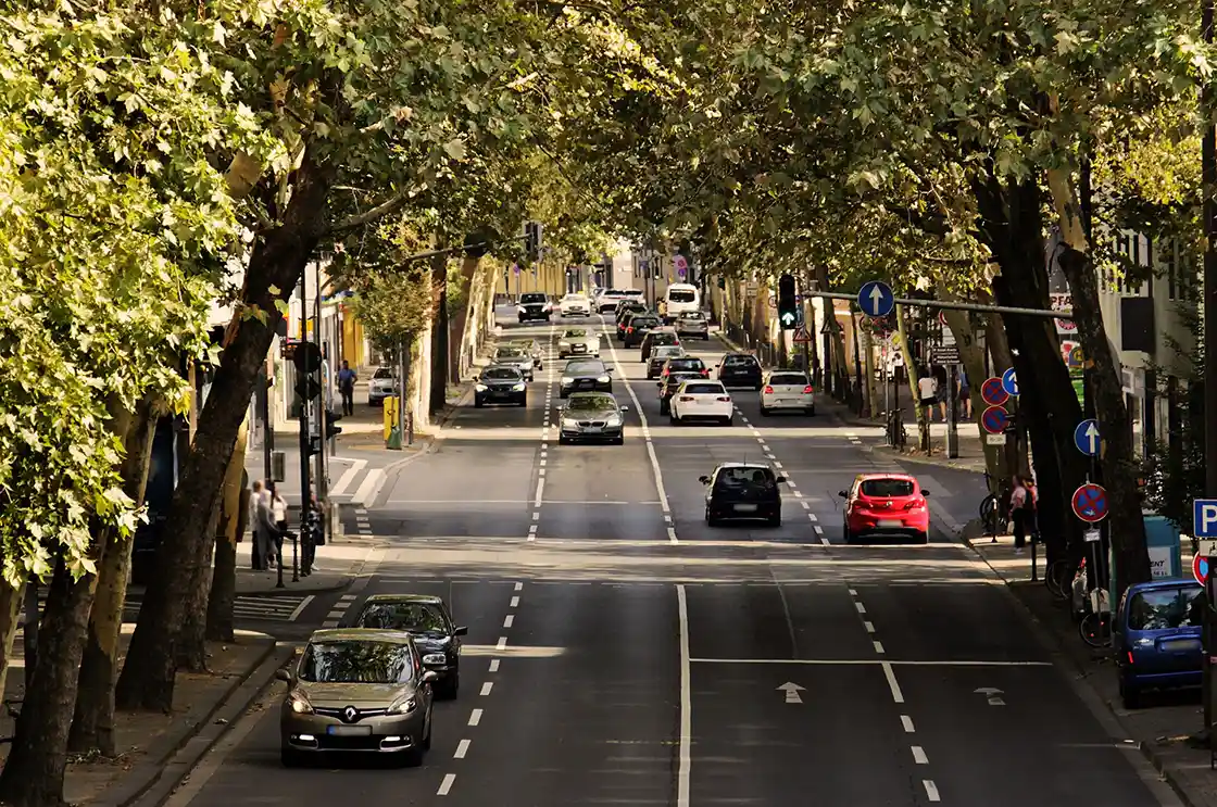 Trafikte seyreden araçlar. Trafik sigortası yenileme süresi ne kadar?
