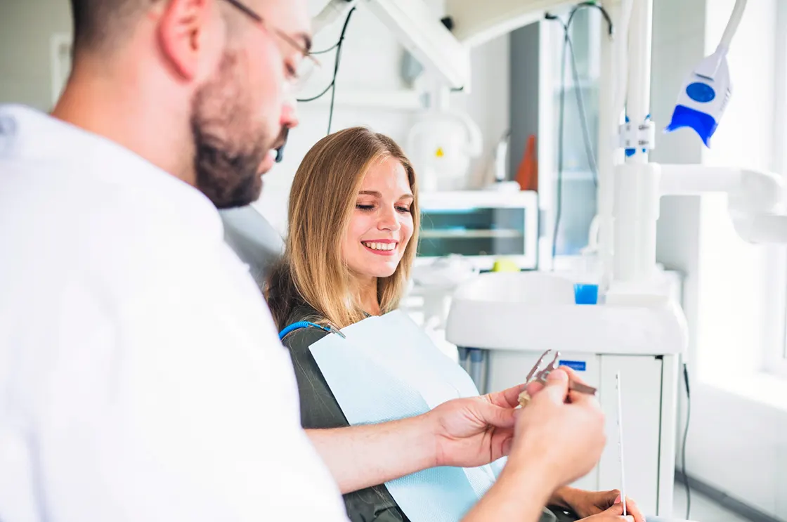 Tamamlayıcı Sağlık Sigortası'nda diş sağlığı ve tedavisi. Dişçide tedavi olan kadın.