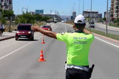 Trafik Cezası için araç durduran polis
