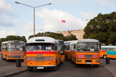 Trafik Sigortası ile Kasko Arasındaki Farklar. Trafikteki eski otobüsler.