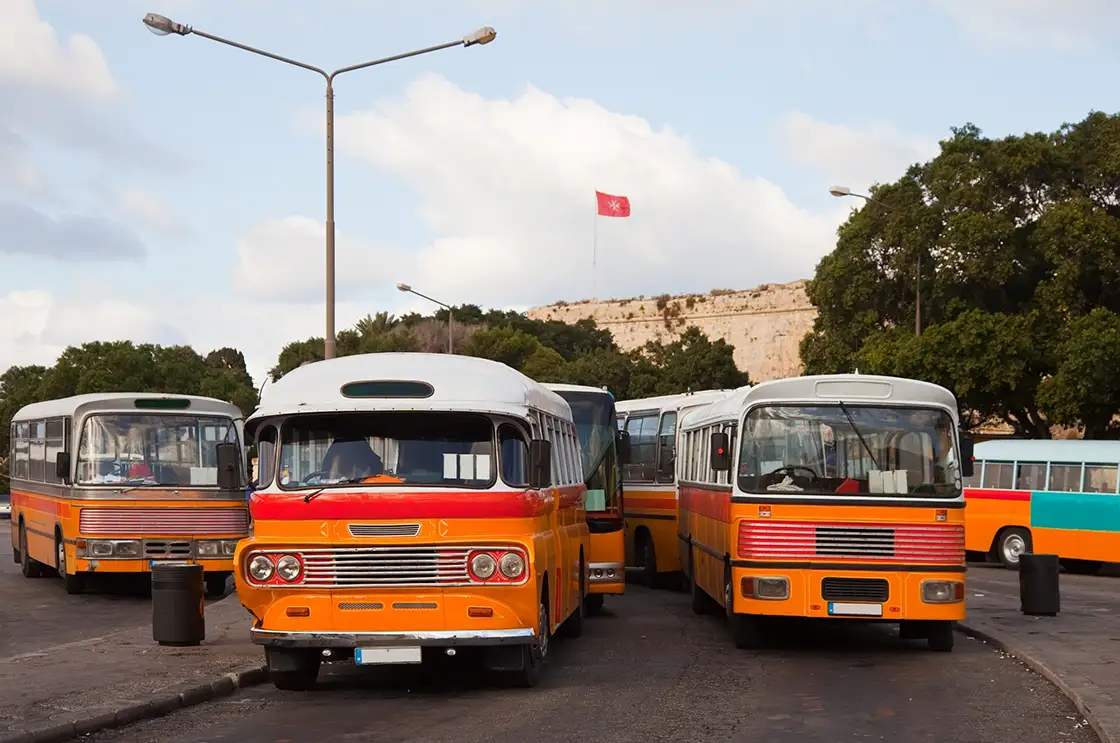 Trafik Sigortası ile Kasko Arasındaki Farklar. Trafikteki eski otobüsler.